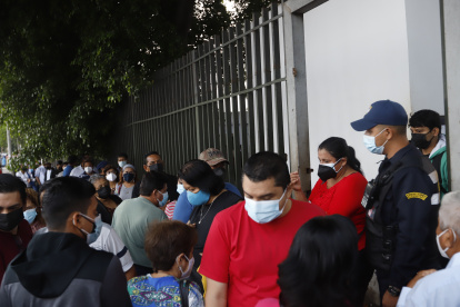 Este martes se repitió la larga fila de afiliados para hacerse exámenes de laboratorio, pero esta vez si fueron atendidos.