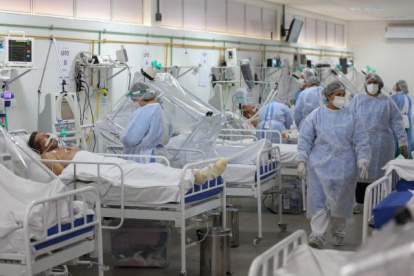 Brasil es uno de los países más afectados por la pandemia y su presidente niega la gravedad de esta.