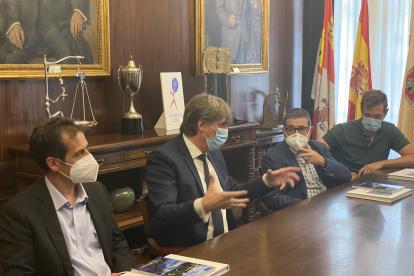 Santiago Morales mantuvo las primeras reuniones de trabajo en su nuevo entorno social y deportivo