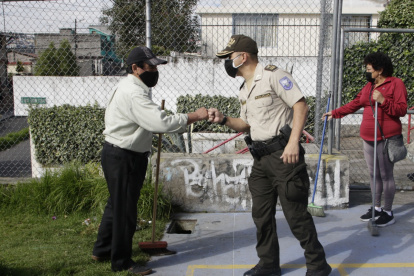 Trabajos. Una brigada de uniformados de la Unidad de Turismo acude a diversos sectores de la capital para recuperar espacios.