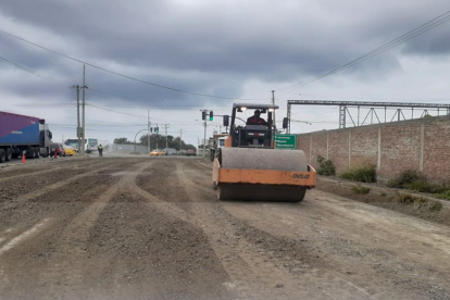 Maquinaria pesada trabaja en la carretera para ponerla a punto para una mejor circulación vehicular.