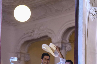 El candidato izquierdista Pedro Castillo (c) se dirige a sus seguidores en la sede de su partido Perú Libre, en Lima.