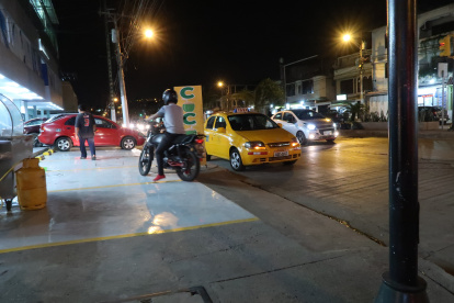 Veredas. Sobre ellas circulan hasta los motociclistas y en contravía, lo hacen todo el día.