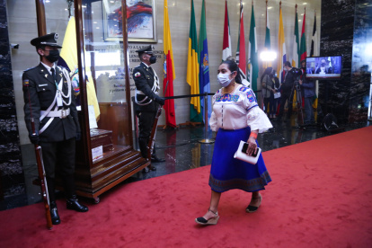 Decidida. Con paso firme entra la asambleísta Dina Farinango al salón plenario, dispuesta a comerse la Corte Constitucional si es necesario.