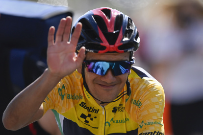 El ciclista ecuatoriano Richard Carapaz, del Ineos, saluda tras cruzar la meta como líder de la clasificación general.