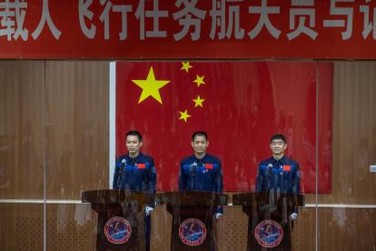 Los astronuatas chinos Tang Hongbo, Nie Haisheng y Liu Boming en una conferencia de prensa hoy miércoles. EFE /ROMAN PILIPEY