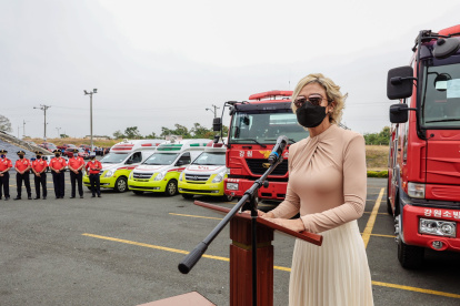 Previo al acto, llevado a cabo en el Municipio, Viteri participó de un acto en el que entregó dos camiones de combate contra incendios a los Bomberos.