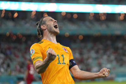 El delantero galés anotó uno de los tantos de la victoria (2-0) ante Turquía y comandó como capitán a la plantilla.