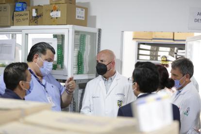 El vicepresidente Alfredo Borrero verificó el stock de medicinas en hospitales en Manabí.