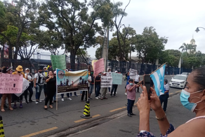 En la mañana de este jeves 17 de junio los dueños de los night club hicieron un plantón al pie de la Perla y de la Gobernación, piden que los dejen trabajar.