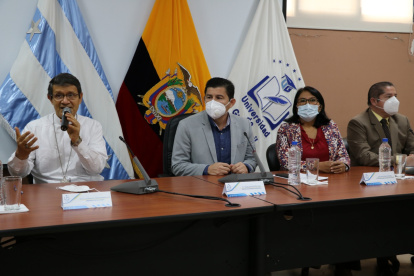 Monseñor Luis Cabrera, arzobispo de Guayaquil; Francisco Morán, rector del alma máter, durante el evento.