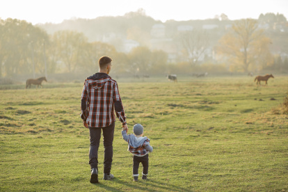 Padre e hijo disfrutando de un paseo
