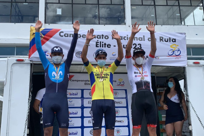 Jorge Montenegro (c) con la camiseta tricolor como campeón nacional de contrarreloj. Le escoltaron Segundo Navarrete (i) y Sebastián Novoa (d).