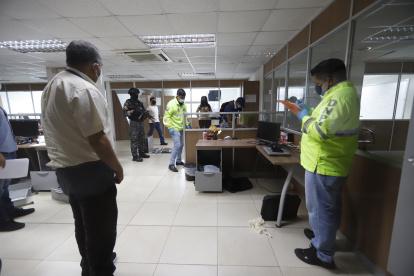 Agentes de la Policía analizaron cada uno de los equipos y documentación de la Sala de Sorteos de la Corte, donde se desplegó el operativo.