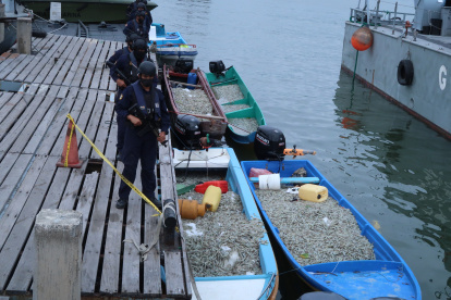 Resultados. La persona detenida y el crustáceo que fue recuperado fueron llevados al muelle de la Armada.