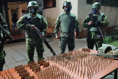 Evidencias. Los militares exhibieron los pertrechos decomisados durante la operación militar.