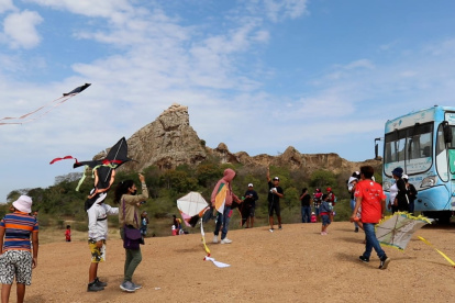 Campo Alegre. Al pie de las faldas del cerro que rodea a esta localidad, decenas de niños jugaron con sus cometas, desde las 10:00, el sábado y el domingo.