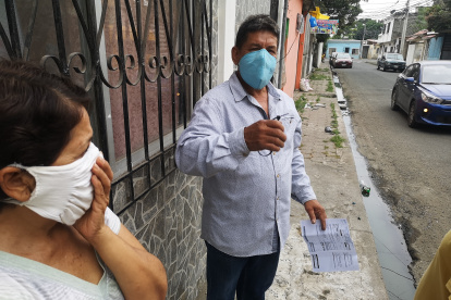 Insalubridad. En los vecindarios donde no hay alcantarillado sanitario, el agua con los desechos residuales corre por las calles, generando mal olor a tal punto que es necesario taparse la nariz.