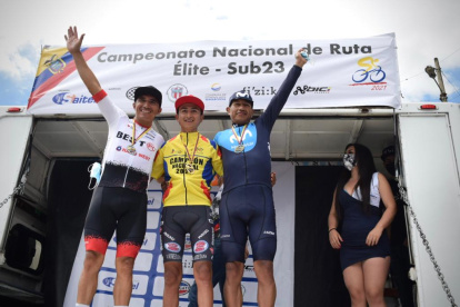 Chalequito Cepeda (c) ganó la prueba escoltado por Byron Guamá y Segundo Navarrete.