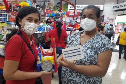 Rosa Valverde recibe un kit de productos de TÍA como premio por haberse vacunado.