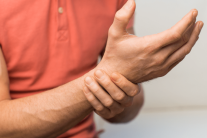 La amiloidosis hereditaria puede causar dolor extremo en manos, pies y tobillos.