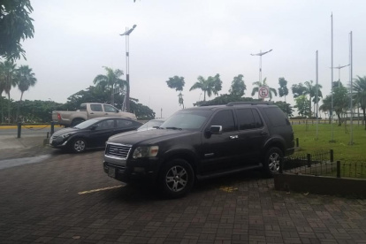 El Ford involucrado en el delito llegó con los antisociales hasta la entrada de una urbanización de Samborondón.