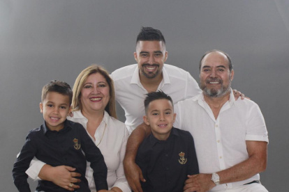 Familia. Christopher y Lucas, hijos de Cristhian; Sonia Tello y Fernando Noboa, padre del futbolista.