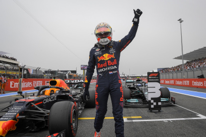 Verstappen celebra tras firmar la quinta "pole" de su carrera en F1 luego de dominar la sesión de calificación de Gran Premio de Francia