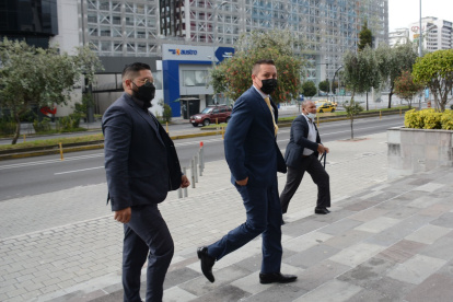 El abogado Cristian Romero, que forma parte del equipo que defiende a Bucaram a su llegada al Complejo Judicial.