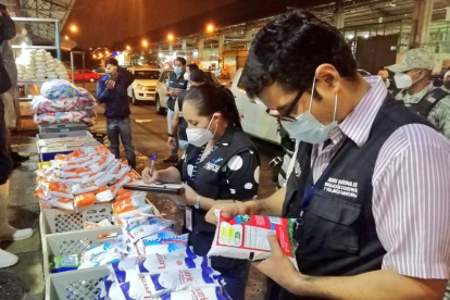 Agentes de la Arcsa realizan control de lácteos en los mercados de Guayaquil.