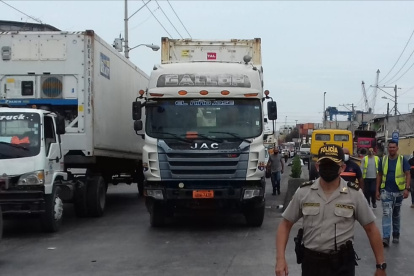 Los conductores de trailers hicieron un plantón en Trinipuerto, después de que uno de sus compañeros de trabajo fue herido por una bala, en un intento de asalto.