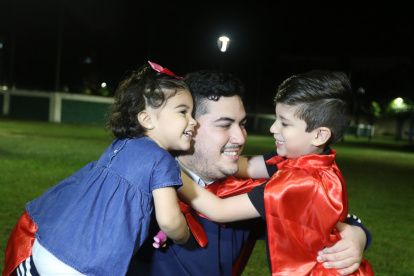 Diversión. Christian Cabello juega con sus hijos.