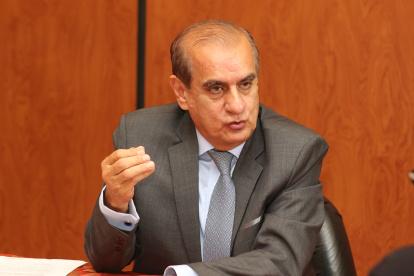 Gobernador de la provincia del Guayas desde el pasado 26 de mayo. Es abogado. Fue asambleísta nacional, diputado provincial y asesor externo del Banco Central del Ecuador.