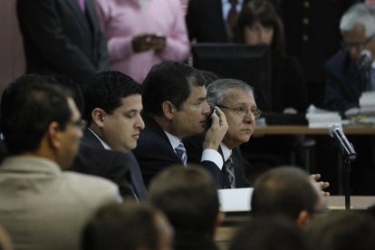 Casación. Rafael Correa pasó la audiencia pegado a su teléfono y a su tableta electrónica