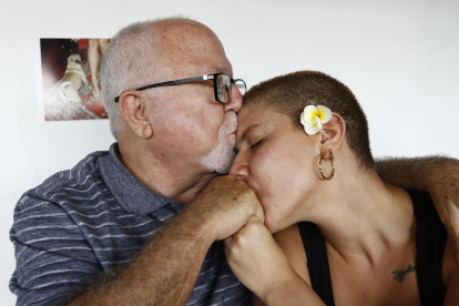 Padre e hija no viven juntos, pero se ven seguido para tomar café o salir a comer.
