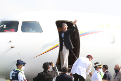 El presidente Guillermo Lasso viaja a Miami para mejorar su movilidad para caminar.