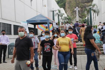 Cementerios. La pandemia de la COVID-19 durmió en la muerte a muchos padres, que ayer fueron visitados en sus tumbas.