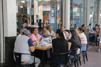 Los restaurantes estuvieron llenos hasta el aforo permitido por la pandemia de la COVID-19.
