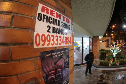 Avisos. Carteles de arriendo de oficina se puede ver en edificios del centro-norte de Quito. La oferta es amplia en este sector de la capital.