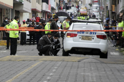 Diligencias. El domingo 13, peritos de Criminalística llegaron al sur de Quito. Ahí dos policías recibieron disparos mientras estaban en la patrulla.