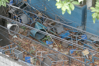 Bancas viejas arrumadas, hojas secas, césped alto y desechos: ese es el panorama del colegio Provincia de Chimborazo, ubicado en el sur de la ciudad.

Agencia (ag-extra)