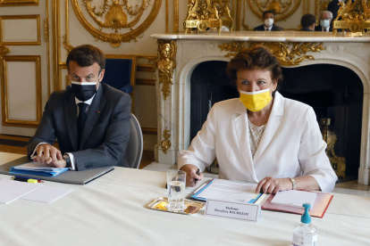Emmanuel Macron (izq.), junto a la ministra de Cultura francesa, Roselyne Bachelot (der.), durante una reunión con propietarios de clubes nocturnos.