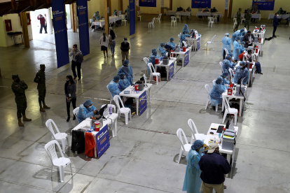 Vista general de una jornada de vacunación contra la covid-19 para personas con discapacidad y adultos mayores en el Centro de Exposiciones en Quito (Ecuador).