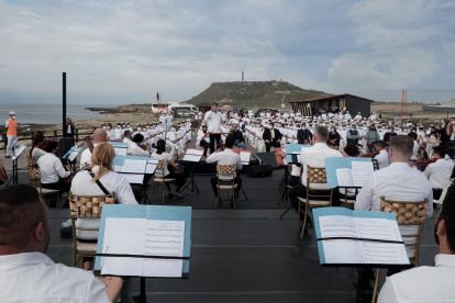 El maestro David Harutyunyan junto a la Filarmónica, en La Chocolatera. Allí arrancaron los conciertos itinerantes.