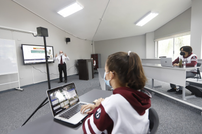 En La Moderna el profesor transmite la clase que está dando en el aula para los que están en  casa.