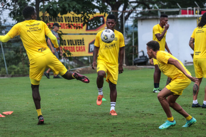 Alternativa. Gabriel Cortez (c), mediocampista amarillo, tendría la oportunidad de jugar desde el inicio debido a la ausencia de Damián Díaz, que está en la Tricolor.