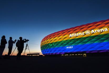 Dieter Reiter, alcalde de Múnich, solicitó iluminar el estadio Allianz Arena con los colores del arco iris.
