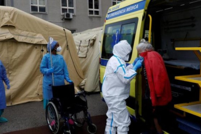 Médicos y paramédicos trabajan incansablemente durante esta emergencia que amenaza con profundizarse en el país europeo.