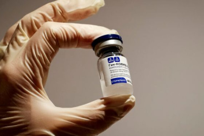 La vacuna rusa es cien por ciento eficaz incluso ante las nuevas cepas de la Covid, asegura su creador.