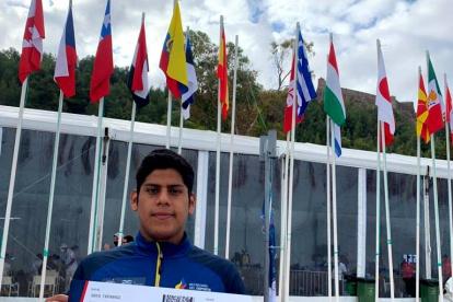 David Farinango con el boleto a Tokio que consiguió en el clasificatorio de aguas abiertas realizado en Portugal.